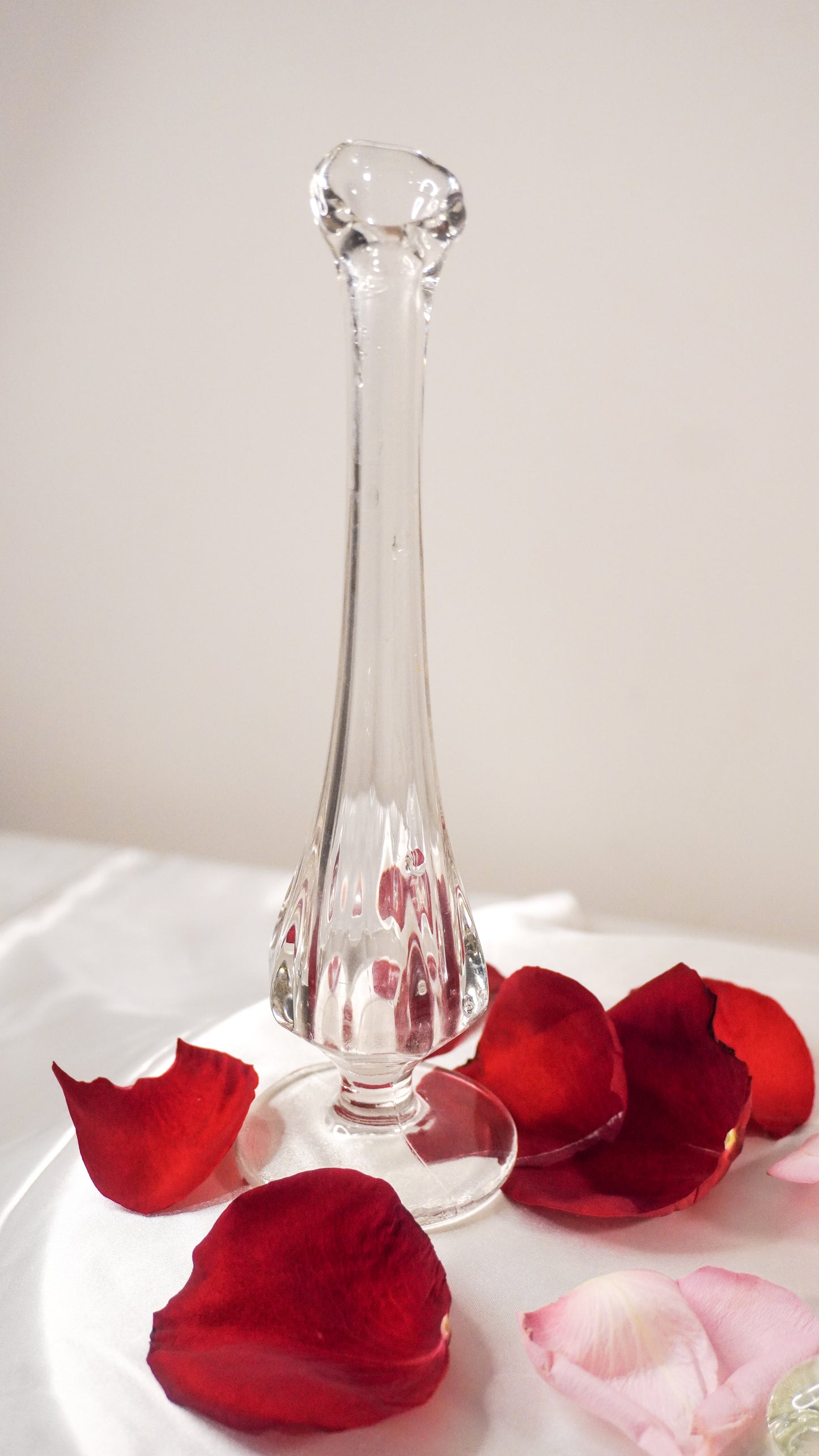 short clear vase w/ ruffled spout