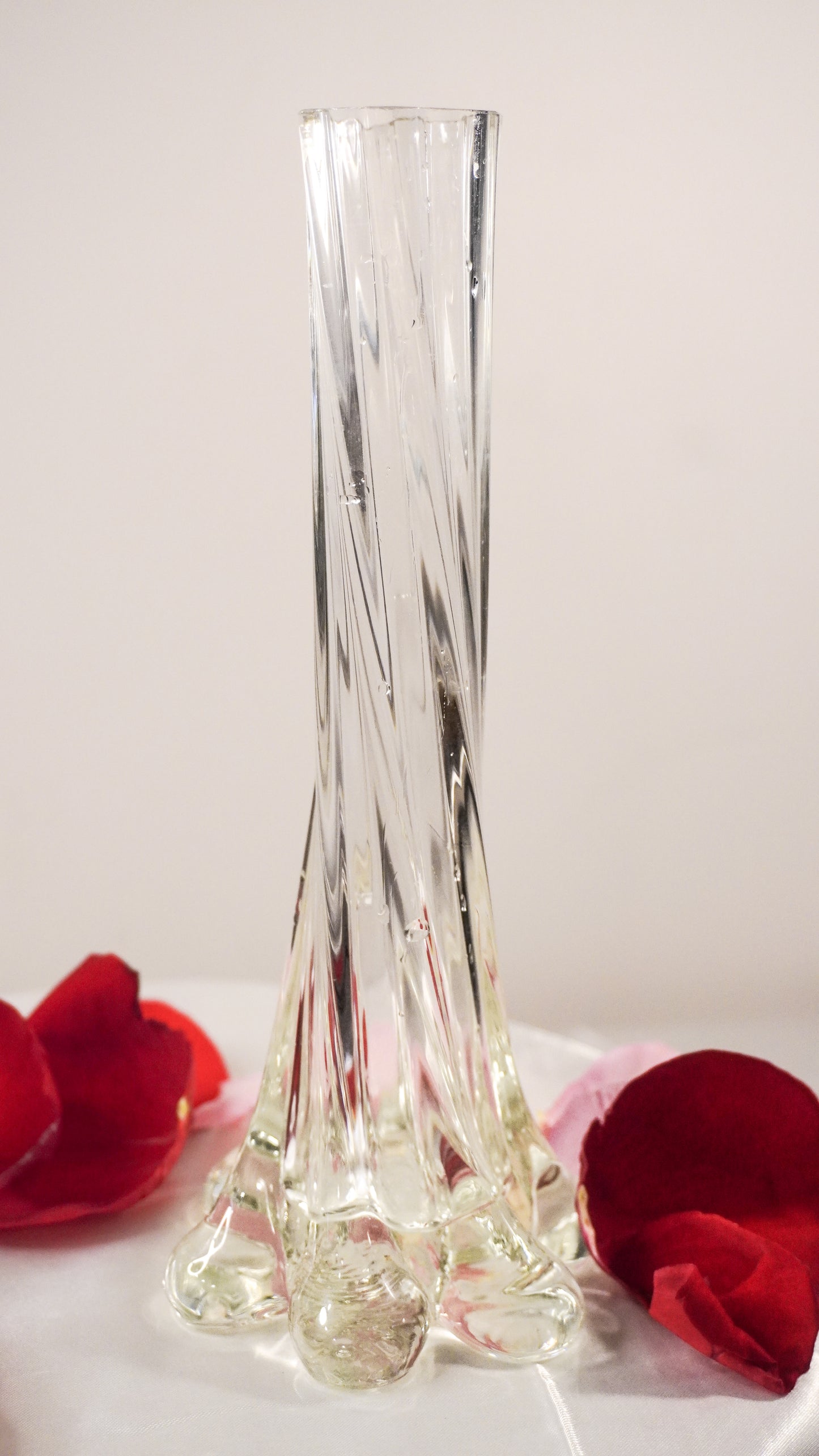 short clear twisted vase w/ melted base