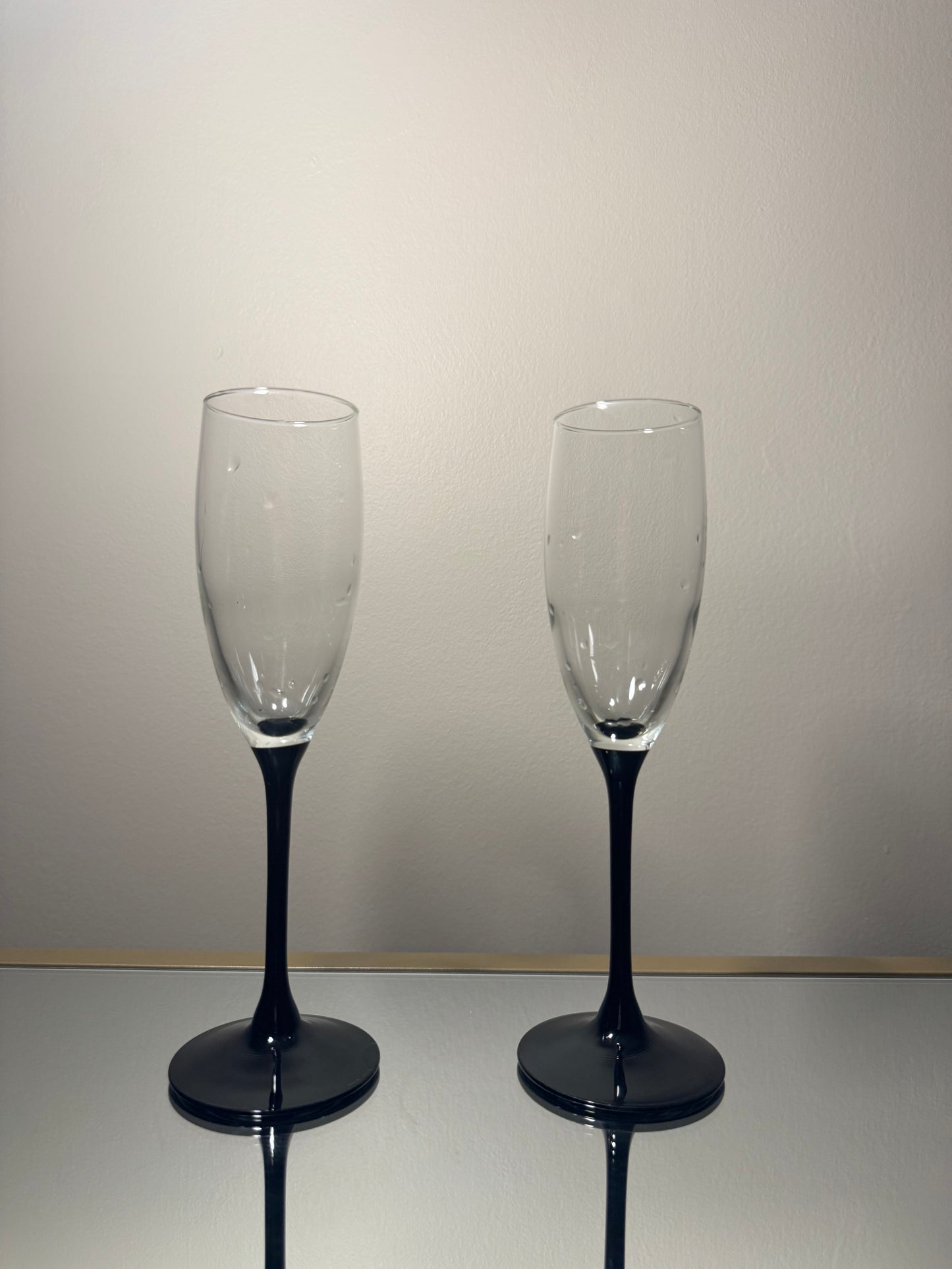 wine glasses w/ black stem