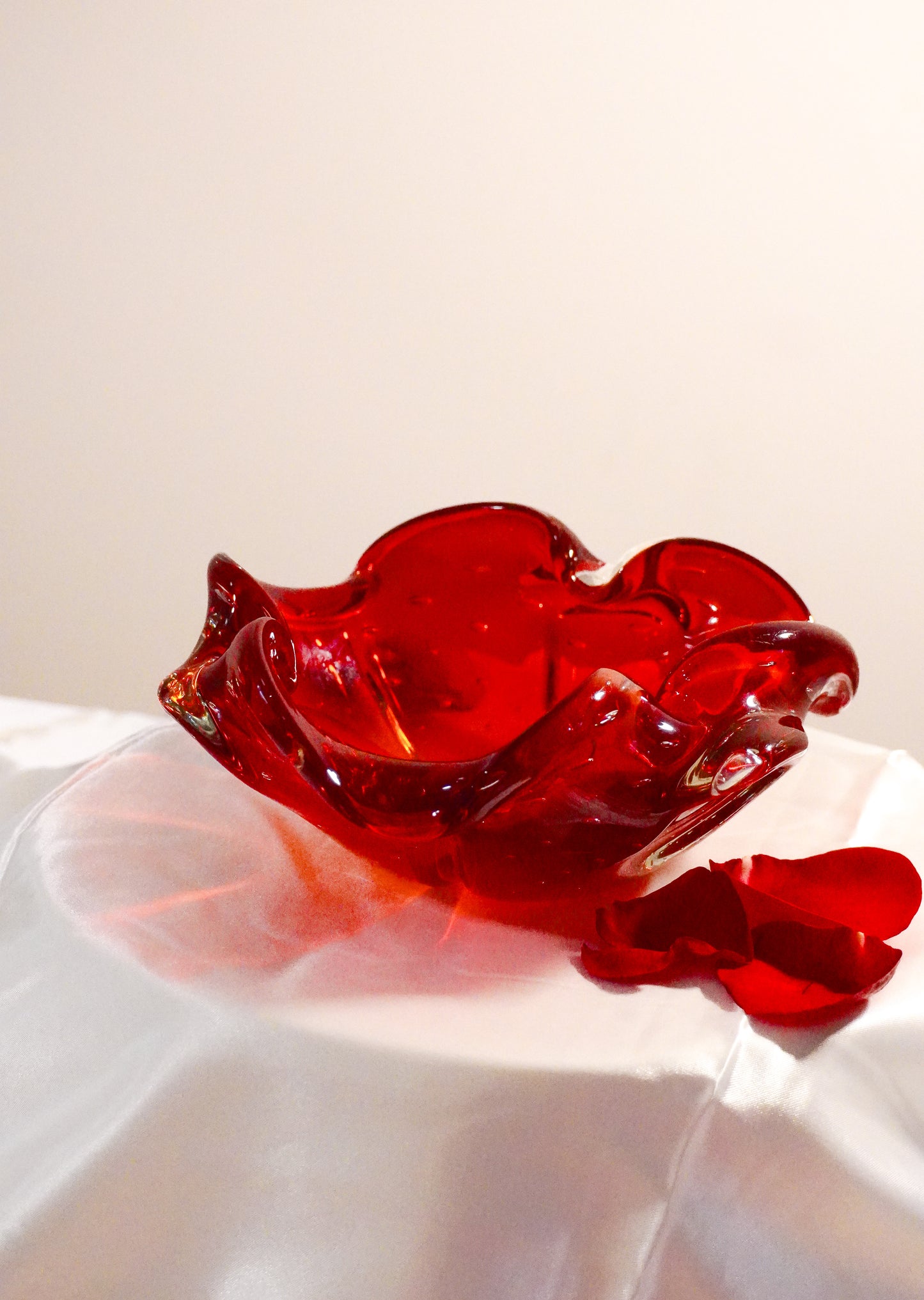 large red catchall w/ ruffled rim