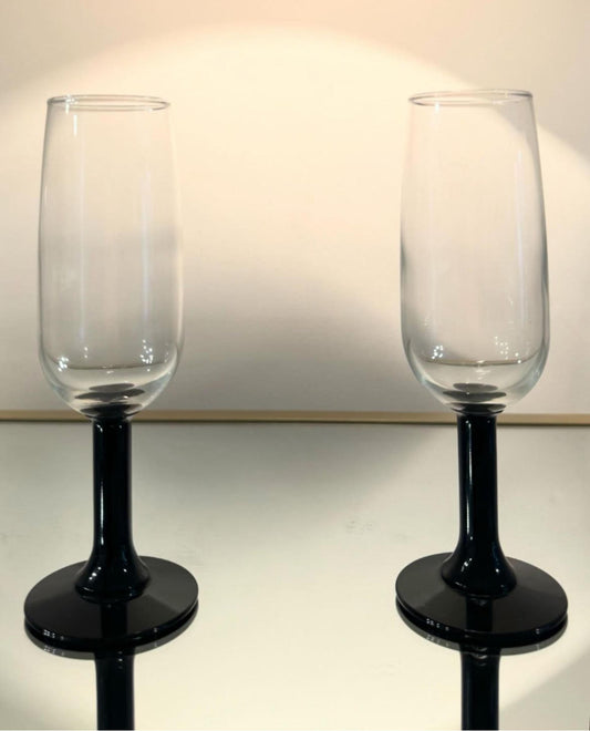 wine glass w/ black stem set